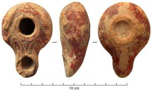 LMP-3029 - Lampe hellénistique moulée
terre cuite
TPQ : -125 - TAQ : -50
Lampe moulée, sans anse. Réservoir circulaire au profil globulaire. Il possède un grand trou d’alimentation bordé par un anneau plat. Deux amphores sur le bandeau. Bec moyen, tubulaire au bout arrondi et au méplat en large anneau plat. Il est orné de deux volutes simples dont les doubles branches s’élargissent sur le dessus pour rejoindre le méplat et former un V central. Deux traits en relief marquent de chaque côté son départ. Base relativement étroite bordée par un large anneau plat.