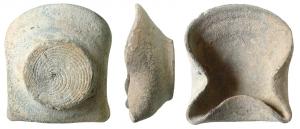 LMP-3030 - Lampe tournée pincée à deux becs
terre cuite
Lampe tournée en simple cuvette, pincée pour créer deux becs ouverts. Base circulaire surélevée, porte les traces en spirale de sa séparation du tour.