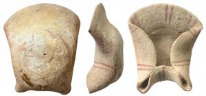 LMP-3031 - Lampe tournée pincée à deux becs
terre cuite
Lampe tournée en simple cuvette, pincée pour créer deux becs fermés. Décor de traits rouges doubles . Base circulaire légèrement surélevée, lissée.