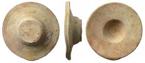 LMP-3040 - Coupelle porte-lampe
terre cuite
Patère tournée en forme d'assiette à large rebord incliné vers un centre concave assez profond. Destinée à stabiliser une lampe à dessous convexe et à recueillir les suintements d'huile.