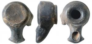 LMP-3042 - Lampe tournée à poucier
terre cuite
TPQ : -200 - TAQ : -75
Lampe tournée, sans anse. Réservoir de profil droit pourvu à gauche d'un poucier non percé. Large rebord fortement convexe limité par profond sillon. Bec long tubulaire au bout large en bras d'ancre. Base circulaire plate en relief, tournassée. Vernis noir brillant.