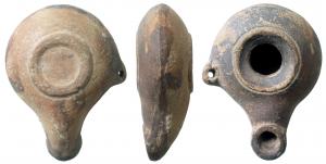 LMP-3044 - Lampe moulée à poucier percé
terre cuite
Moulée, sans anse. Réservoir de profil biconvexe pourvu d'un poucier percé à gauche. Disque  en simple cuvette au grand trou d'alimentation, limité par un sillon. Bec tubulaire au bout en anneau plat. Base circulaire en anneau en relief. Engobe marron foncé uniquement sur le dessus de la lampe.