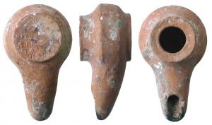 LMP-3046 - Lampe tournée
terre cuite
TPQ : -200 - TAQ : 1
Lampe tournée fermée, sans anse. Réservoir circulaire de profil droit.Trou d'alimentation entouré d'un anneau plat, rehaussé par rapport au réservoir. Long bec tubulaire rapporté, au grand trou de mèche ovale. Base circulaire plate en relief, porte les traces en spirale de sa séparation du tour.