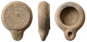 LMP-3048 - Lampe tournée ouverte
terre cuite
Lampe tournée ouverte à réservoir circulaire étroit, de profil globulaire. Bec rapporté ponté. Base circulaire en léger relief, porte les traces en spirale de sa séparation du tour.