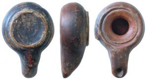 LMP-3049 - Lampe tournée fermée
terre cuite
Lampe tournée fermée à réservoir circulaire de profil globulaire. Cône de tournage dans le fond. Petit poucier à gauche. Large rebord penché vers l'intérieur limité par unsillon. Bec long tubulaire au bout arrondi, rapporté. Base circulaire concave en léger relief, tournassée. Vernis noir sur toute la lampe.