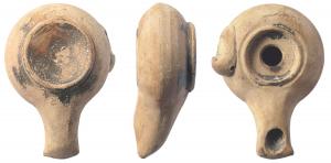 LMP-3051 - Lampe tournée fermée
terre cuite
Lampe tournée fermée à réservoir circulaire de profil globulaire. Cône de tournage dans le fond. Poucier à gauche percé et retroussé vers le haut. Rebord plat  limité par un bourrelet. Bec long tubulaire au bout en enclume,  rapporté. Base circulaire concave en léger relief, tournassée. Restes de vernis noir qui couvrait toute la lampe.