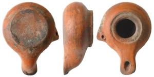 LMP-3053 - Lampe tournée fermée
terre cuite
Lampe tournée fermée à réservoir circulaire de profil globulaire. Poucier percé, à gauche.  Rebord étroit, convexe penché vers l'intérieur, limité par un sillon. Bec long au dessus plat au bout en arc de cercle, rapporté. Base circulaire plate en  relief, tournassée,