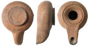 LMP-3054 - Lampe tournée fermée
terre cuite
Lampe tournée fermée à réservoir circulaire de profil globulaire. Cône de tournage dans le fond.  Large rebord penché vers l'intérieur limité par un sillon. Bec long au dessus plat au bout arrondi, rapporté. Base circulaire plate en  relief tournassée,