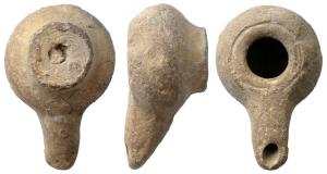 LMP-3055 - Lampe tournée fermée
terre cuite
Lampe tournée fermée à réservoir circulaire de profil globulaire. Cône de tournage dans le fond.  Rebord convexe penché vers l'intérieur limité par un sillon. Bec long tubulaire au bout arrondi, rapporté. Base circulaire plate en  relief,  porte les traces en spirale de sa séparation du tour,