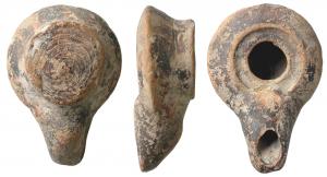 LMP-3056 - Lampe tournée fermée
terre cuite
Lampe tournée fermée à réservoir circulaire de profil biconique assymétrique.  Large rebord plat limité par un sillon. Bec en bec de pélican, long au bout arrondi, sommairement rapporté. Base circulaire plate, porte les traces de sa séparation du tour, Restes d'un engobe gris foncé sur toute la lampe.