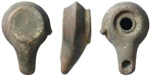 LMP-3057 - Lampe tournée fermée à poucier
terre cuite
TPQ : -200 - TAQ : 1
Tournée, sans anse. Réservoir circulaire de profil biconique affirmé. Petit poucier à gauche. Gouttière profonde autour du trou d'alimentation limitée par deux bourrelets. Bec long tubulaire rapporté. Base circulaire plate en relief; engobe gris foncé.