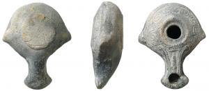 LMP-3060 - Lampe hellénistique moulée
terre cuite
TPQ : -200 - TAQ : 1
Réservoir circulaire de profil biconvexe. Frise de de grecques sur le bandeau. Deux ailerons latéraux. Petit disque en gouttière limitée par deux bourrelets. Bec long, étroit, au bout en bras d'ancre, flanqué de deux volutes simples qui encadrent un élément décoratif. Base circulaire plate en léger relief.