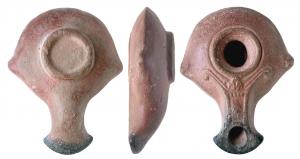 LMP-3061 - Lampe hellénistique
terre cuite
TPQ : -200 - TAQ : 1
Réservoir circulaire de profil biconvexe. Bandeau sans décor. Deux ailerons latéraux. Petit disque convexe penché vers l'intérieur, limitée par un  bourrelet. Bec long, étroit, au bout en large bras d'ancre, flanqué de deux bourrelets supportant un chapiteau à palmette et deux volutes.  Base circulaire en anneau.