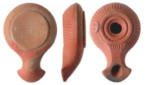 LMP-3062 - Lampe hellénistique moulée
terre cuite
TPQ : -200 - TAQ : 1
Réservoir circulaire de profil biconvexe assymétrique. Décor de stries rayonnanres  sur le bandeau. Elément décoratif en guise de poucier à gauche. Petit disque en gouttière limitée par deux bourrelets concentriques. Bec long, étroit, au bout en large bras d'ancre, au dessus plat flanqué de deux pseudo volutes simples . Une série de traits en creux au départ. Base circulaire plate en  relief. Engobe rouge vif sur le dessus de la lampe.