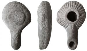 LMP-3063 - Lampe hellénistique moulée à poucier en S
terre cuite
TPQ : -150 - TAQ : -50
Réservoir circulaire de profil biconvexe, avec un poucier en S à gauche. Grand trou d'alimentation centré, entouré d'un anneau plat. Bandeau au décor simple de stries rayonnantes, parfois terminé sur le bec par des bandes de chevrons.. Bec long, tubulaire, étroit, au bout arrondi, au méplat limité par un trait en creux, et parfois marqué d'une incision verticale au départ. Base circulaire plate en léger relief.