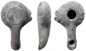 LMP-3065 - Lampe hellénistique moulée à poucier en S
terre cuite
TPQ : -150 - TAQ : 1
Réservoir circulaire de profil biconvexe porte un poucier en S à gauche  Grand trou d'alimentation entouré d'un anneau plat. Bandeau au décor simple de U rayonnants séparés par un sillon. Bec long, tubulaire, étroit, au bout arrondi, au méplat limité par un trait en creux. Porte une incision verticale au départ. Base circulaire plate en léger relief.