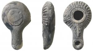 LMP-3067 - Lampe hellénistique moulée à poucier en S
terre cuite
TPQ : -150 - TAQ : 1
Réservoir circulaire de profil biconvexe porte un poucier en S à gauche  Grand trou d'alimentation entouré d'un anneau plat. Bandeau au décor de stries rayonnantes alternées avec des éléments en arêtes de hareng. Bec long, tubulaire, étroit, au bout arrondi, au méplat limité par un trait en creux. Porte une palmette sur le dessus. Base circulaire plate en léger relief.