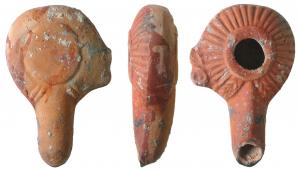 LMP-3068 - Lampe hellénistique moulée à poucier en S
terre cuite
TPQ : -150 - TAQ : 1
Réservoir circulaire de profil biconvexe porte un poucier en S à gauche. Grand trou d'alimentation entouré d'un anneau plat en relief. Bandeau au décor  de stries rayonnantes et de deux éléments en arêtes de hareng au départ du bec. Bec long, tubulaire, étroit, au bout arrondi.  Base circulaire plate en léger relief. Un engobe rouge vif sur le dessus de la lampe