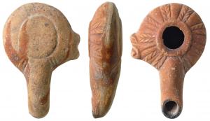 LMP-3069 - Lampe hellénistique moulée à poucier en S
terre cuite
TPQ : -150 - TAQ : -50
Réservoir circulaire de profil biconvexe porte un poucier en S à gauche  Grand trou d'alimentation entouré d'un anneau plat en relief. Bandeau au décor d'éléments rayonnants en arêtes de hareng. Bec long, tubulaire, étroit, au bout arrondi. Base ovale plate en léger relief. Un engobe rouge brique sur le dessus de la lampe.