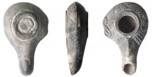 LMP-3070 - Lampe hellénistique moulée à poucier en S
terre cuite
TPQ : -150 - TAQ : 1
Réservoir circulaire de profil biconvexe porte un poucier en S à gauche  Grand trou d'alimentation entouré d'un anneau plat en relief. Bandeau décoré des quatre feuilles et de deux éléments en arêtes de hareng au départ du bec. Bec long, tubulaire, étroit, au bout arrondi.  Base circulaire plate en léger relief porte un cercle concentrique en creux.