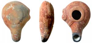 LMP-3071 - Lampe hellénistique moulée à poucier en S
terre cuite
TPQ : -150 - TAQ : 1
Réservoir circulaire de profil biconvexe porte un poucier en S à gauche  Grand trou d'alimentation entouré d'un anneau plat en relief. Bandeau sans décor. Bec long, tubulaire, étroit, au bout arrondi. Deux traits en relief de chaque côté du départ . Base circulaire plate en léger relief. Restes d'engobe rouge vif sur le dessus de la lampe.