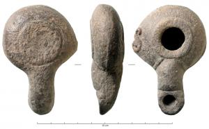 LMP-3072 - Lampe hellénistique moulée à poucier en S
terre cuite
TPQ : -150 - TAQ : 1
Réservoir circulaire de profil biconvexe porte un poucier en S à gauche  Grand trou d'alimentation entouré d'un anneau plat en relief. Bandeau sans décor. Bec long, tubulaire, étroit, au bout arrondi limité par un trait droit. Un trait en relief de chaque côté du départ . Base circulaire plate en léger relief.