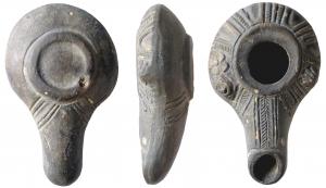 LMP-3073 - Lampe hellénistique moulée à poucier en S
terre cuite
TPQ : -150 - TAQ : 1
Réservoir circulaire de profil biconvexe porte un poucier en S orné d'une fleurà gauche  Grand trou d'alimentation entouré d'un anneau plat en relief. Bandeau  décoré d'une alternance de traits simples et guillochés en relief. Un fleur à droite. Bec long, tubulaire, étroit, au bout arrondi. Deux éléments en arêtes de hareng au départ et sur le dessus. Base circulaire en anneau en  relief. Quatre traits en creux au départ du bec au revers Engobe gris foncé sur toute la lampe.