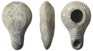 LMP-3076 - Lampe hellénistique moulée
terre cuite
TPQ : -150 - TAQ : 1
Réservoir circulaire de profil biconvexe.  Grand trou d'alimentation entouré d'un anneau plat en relief. Bandeau décoré de stries rayonnantes. Bec long, tubulaire, assez large au bout arrondi limité par trois traits en creux. Un double trait en V au départ. Deux traits en relief de chaque côté ou deux éléments en arête de piosson.  Base circulaire plate en léger relief. Engobe gris foncé sur toute la lampe.