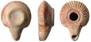 LMP-3077 - Lampe hellénistique moulée
terre cuite
TPQ : 250 - TAQ : 1
Moulée sans anse. Réservoir en fer à cheval au profil biconvexe. Stries rayonnantes sur le bandeau. Epais bourrelet  autour du grand trou d'alimentation, entouré par une gouttière. Bec long et pointu au dessus plat flanqué de deux traits enfermant un décor de points en creux. Trou de mèche en forme de pelle. Base circulaire en bourrelet. Engobe rouge brique sur le dessus de la lampe