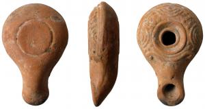 LMP-3078 - Lampe hellénistique moulée
terre cuite
Moulée. Réservoir circulaire de profil biconvexe.Décor de demi- cercles concentriques alternés avec des séries de globules. Disque en cuvette limitée par deux bourrelets. Bec long, tubulaire au bout en large anneau plat. Palmette surmontée par un élémenr cordé aux extrémités à volutes sur le dessus.Base circulaire plate cerclée d'un sillon.