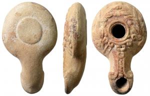 LMP-3079 - Lampe hellénistique moulée
terre cuite
TPQ : -150 - TAQ : -50
Réservoir circulaire de profilbiconvexe. Eléments végétaux en relief sur le bandeau. Un bourrelet entoure le trou d'alimentation. Long bec au bout arrondi flanqué de deux volutes simples partant du méplat et enfermant des éléments décoratifs complexes. Double volute horizontale et deux traits en relief de chaque côté au départ. Base circulaire plate en léger relief. Restes d'engobe rouge brique sur le dessus de la lampe.