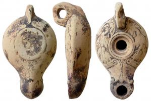 LMP-3080 - Lampe hellenistique moulée
terre cuite
TPQ : -150 - TAQ : -50
Anse verticale forée. Réservoir circulaire de profil biconvexe. Eléments végétaux sur le bandeau. Un étroit anneau plat entoure le un petit disque en cuvette. Long bec au bout en ogive flanqué de deux volutes doubles.  Deux traits en relief de chaque côté au départ. Base circulaire plate en léger relief. Restes d'engobe brun foncé sur toute la lampe.