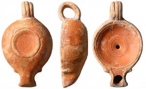 LMP-3081 - Lampe hellénistique moulée
terre cuite
TPQ : -100 - TAQ : 25
Lampe moulée. Anse rapportée, en anneau à deux cannelures. Bec en enclume au dessus plat, parfois flanqué de deux volutes simples au départ. Le grand disque en cuvette profonde  est bordé par deux sillons concentriques. Deux fins bourrelets autour d'un petit trou d'alimentation. Base circulaire plate limitée par un bourrelet souligné par un sillon..