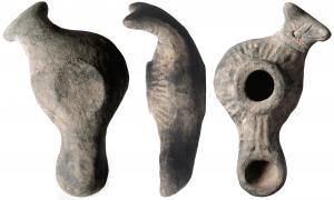 LMP-3082 - Lampe hellénistique, anse en queue de poisson, décentrée 
terre cuite
TPQ : 200 - TAQ : 1
Moulée. Anse décentrée à droite, en forme de queue de poisson à deux stries au départ, cercle central, décor de six traits en éventail. Bandeau aux larges stries rayonnantes. Anneau plat entourant le grand trou dalimentation. Bec long, évasé, au bout arrondi, au grand trou de mèche. Trois bourrelets sur le dessus, Base ovale plate légèrement surélevée. Engobe noir mat.