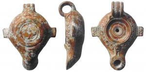 LMP-3085 - Lampe hellénistique à ailerons rectangulaires, bec rond, masque de comédie
terre cuite
TPQ : 100 - TAQ : 1
Moulée , anse en anneau rapporté, à deux cannelures. Réservoir circulaire de profil biconvexe.Deux ailerons rectangulaires sur l'axe horizontal au décor de grecques et de perles à l'attache. Couronne d'oves et de dards sur le bandeau. Disque en cuvette profonde limitée par deux sillons ; trois fins bourrelets autour du trou d'alimentation. Bec long au méplat en anneau plat, petit canal étroit et masque de comédie au départ. Base en anneau plat souligné par un fin bourrelet. Engobe rouge brique..