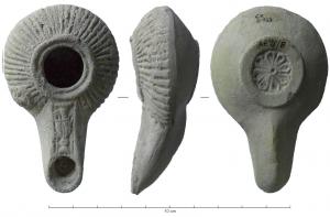 LMP-3086 - Lampe hellénistique moulée
terre cuite
Lampe moulée fermée, sans anse. Réservoir circulaire de profil biconique.Trou d'alimentation entouré de deux moulures, l'une d'elles rehaussée par rapport au réservoir, qui est entièrement godronné sur la face supérieure. Long bec tubulaire au grand trou de mèche ovale; entre les deux ouvertures, amphore étirée aux longues anses surélevées. Base annulaire avec motif moulé en forme de fleur.