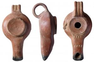 LMP-3092 - Lampe hellénistique tournée, anse ruban
terre cuite
Tournée modelée. Anse verticale en anneau rapporté, à deux sillons. Réservoir circulaire tourné, de profil biconvexe. Bandeau sans décor portant un poucier à gauche. Disque plat, sans décor entre deux fins bourrelets. Grand trou d’alimentation. Bec long rapporté, décoré de deux lignes de gouttes en creux. Traces d’utilisation. Base circulaire en relief, concave,  tournassée, limitée par un bourrelet.