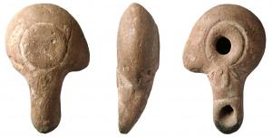 LMP-3093 - Lampe hellénistique moulée, poucier, grenouille
terre cuite
Réservoir circulaire de profil biconvexe porte un poucier non percé à gauche  Grand trou d'alimentation entouré d'un anneau convexe limité par un sillon. Bandeau sans décor. Bec long, tubulaire, étroit, au bout arrondi limité par un trait droit, grenouille stylisée (?) sur le dessus. Un trait en relief de chaque côté au départ . Base circulaire plate en léger relief limitée par un sillon.