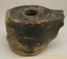 LMP-3097 - Lampe tournée, type tronconique de l'Esquilin
terre cuite
TPQ : -200 - TAQ : -75
Lampe tournée, sans anse. Réservoir de profil droit pourvu à gauche d'un poucier non percé. Rebord  convexe. Bec long tubulaire au bout large en bras d'ancre. Base circulaire plate en relief, tournassée. Vernis noir souvent peu brillant.