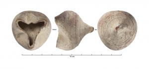 LMP-3110 - Lampe tournée pincée à trois becs ouverts
terre cuite
TPQ : -150 - TAQ : 1
Réservoir tourné, en forme de coupelle munie d’un petit pied conique pointu. Trois becs pincés non soudés. La lampe pouvait être fichée dans la terre ou posée sur un support adapté.