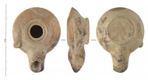 LMP-3111 - Lampe tournée fermée
terre cuite
Lampe tournée fermée à réservoir circulaire de profil biconique, au large rebord en pente vers l’extérieur et séparé du trou de remplissage en entonnoir, par une gorge. Bec long tubulaire au bout arrondi, rapporté. Sans anse. Poucier latéral gauche, plein, recourbé en arrière. Base circulaire haute et plate.