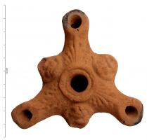 LMP-3127 - Lampe à becs multiples
terre cuite
TPQ : -120 - TAQ : -50
Lampe à triple long bec arrondi décoré de palmette. Disque vierge. Masques de théâtre saillants entre les becs. Argile orange, engobe orange; base plate.