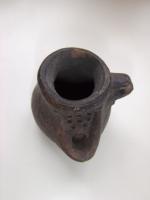 LMP-3133 - Lampe-pichet moulée
terre cuite
TPQ : -120 - TAQ : -1
Lampe-versoir ronde avec bec rond surmonté d'une passoire. Anse latérale. Argile orange, engobe marron foncé.