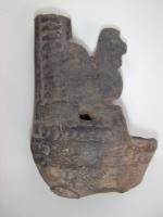 LMP-3136 - Lampe plastique : Coq 
terre cuite
TPQ : -100 - TAQ : 100
Lampe plastique avec bassin sur pieds, colonne et coq. Argile marron, engobe perdue.