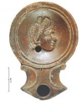 LMP-4022 - Lampe Loeschcke I : Masque de théâtre
terre cuite
TPQ : -30 - TAQ : 100
Lampe moulée, avec large bec à volutes et grand médaillon rond décoré d'un masque de théâtre comique : visage féminin à droite; présence d'un trou d'évent sur le bec.