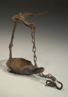 LMP-4024 - Lampe ouverte
fer
TPQ : 1 - TAQ : 400
Lampe en coupelle ouverte, dont les parois se referment pour isoler le trou de mèche; à l'opposé, tige verticale prolongée par un système de suspension à crochets, parfois avec une chaînette.