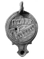 LMP-4027 - Lampe tardive à bec triangulaire : Scène de port
terre cuite
TPQ : 175 - TAQ : 230
Lampe moulée à bec angulaire à volutes et anse verticale percée. Bandeau avec moulure à trois sillons concentriques. Médaillon orné d'une scène portuaire, avec des bâtiments entourant un paysan conduisant un mulet sur un môle. Un phare renversé sur le bec ?