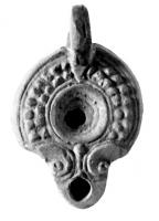 LMP-4035 - Lampe Loeschcke IV syro-palestinienne
terre cuite
TPQ : 1 - TAQ : 200
Lampe à bec à ogives orné de volutes; anse percée à l'arrière; épaule ornée de deux rangées de globules; disque sans décor.