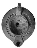 LMP-4036 - Lampe Loeschcke VIII
terre cuite
TPQ : 1 - TAQ : 150
Lampe à un bec rond; disque décoré de rayons; anse percée; épaule ornée de demi-oves; bec mis en évidence par deux traits incisés.