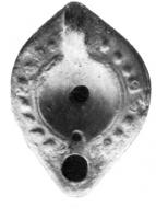 LMP-4044 - Lampe Loeschcke VIII
terre cuite
TPQ : 300 - TAQ : 500
Lampe à bec rond; disque sans décoration; anse non percée; épaule ornée de globules en relief.